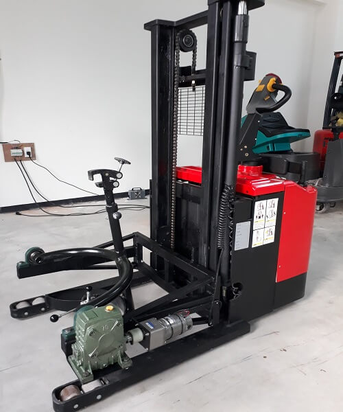 Xe nâng quay đổ phuy tự động có bệ đứng điều khiển tại Hưng Việt