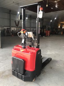 Thiết bị nâng điện stacker tải 2000kg lên 2m6 tại HCM