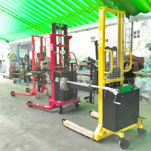 Xe nâng quay đổ thùng phuy bằng điện tại Hưng Việt. Anh chị liên hệ 0333 755 395 (Zalo) để được tư vấn 24/7 nhé!