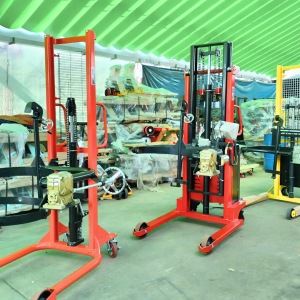 Xe nâng quay đổ thùng phuy có vòng ôm - giúp chống trơn tuột thùng.