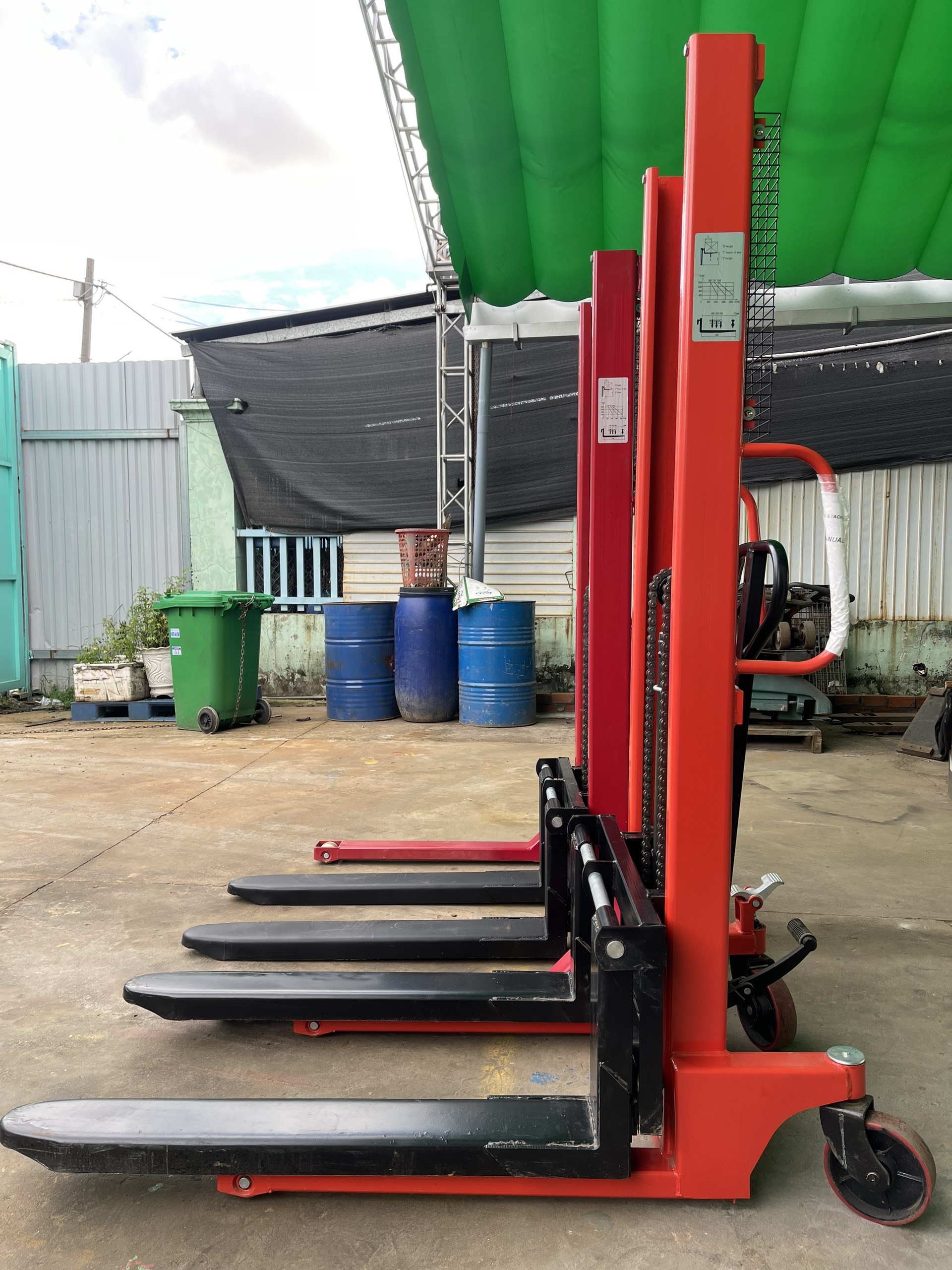 Xe nâng tay cao 1 tấn lên cao 1m6 tại kho Hưng Việt