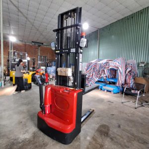 Thiết bị nâng điện stacker tải 2000kg lên cao 3m tại Hưng Việt