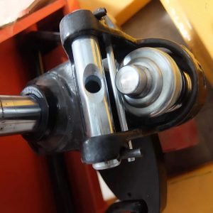 Cốt đục lỗ nối vào cụm bơm, có lỗ để luồn dây xích qua