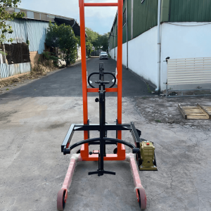 Xe nâng quay đổ phuy giá rẻ tại Hưng Việt. Mọi thắc mắc của anh chị đều được hỗ trợ tại 0333 755 395 (Zalo)