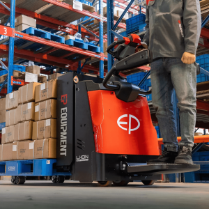 Xe điện thấp 2 tấn với thiết kế bệ đứng có thể gấp gọn tiện lợi.
