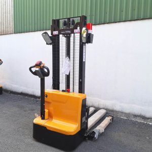 Xe nâng điện chân rộng 3m có thể dế dàng tùy chỉnh kích thước chân. Liên hệ 0333.755.395 (Zalo) để được hỗ trợ 24/7.