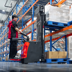 Xe được trang bị bệ đứng lái có thể gập gọn, linh hoạt khi di chuyển trong lối đi hẹp hoặc giữa các dãy kệ.